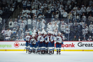 Carolina i Colorado u progu kolejnej rundy play-offów NHL