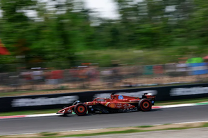 Start Grand Prix Włoch: Ferrari i Mercedes popisują się najlepszą prędkością na torze Monza