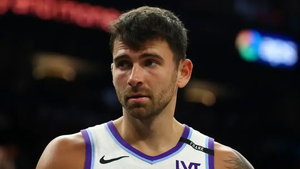 New York Knicks podpisuje kontrakt z doświadczonym napastnikiem Johnem Koncharem