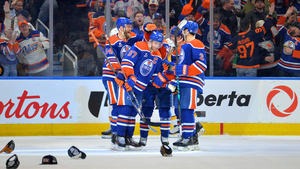 Rozpoczynają się mecze przedsezonowe NHL: debiut McKenny, McDavid błyszczy i hat-trick Senneke