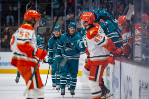 San Jose strzela 10 goli, Stenberg zdobywa hat-tricka, Carolina wraca do gry